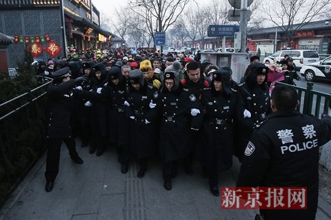 早晨七时许,第一批香客在安保人员带领下有序进入雍和宫。