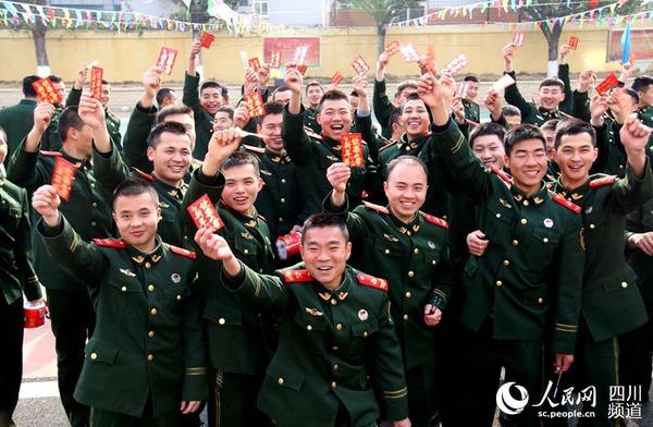 大年初一,武警四川省总队凉山州支队官兵展示抢到的新年红包。(李结义摄)