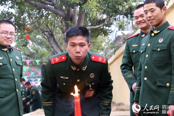 大年初一，武警四川省总队凉山州支队官兵在进行吹蜡烛活动。（李结义摄）