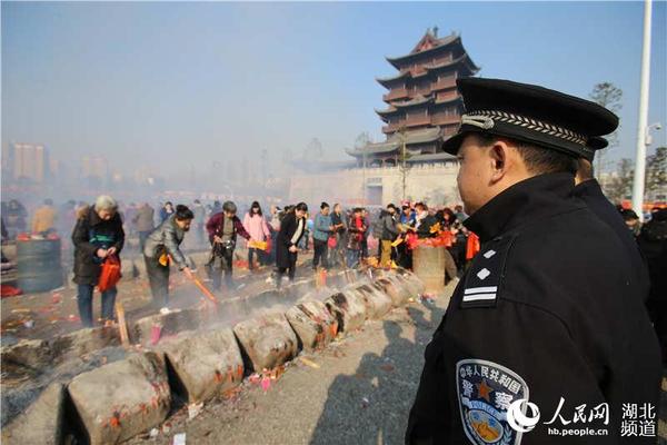 寺内进香广场边民警坚守岗位