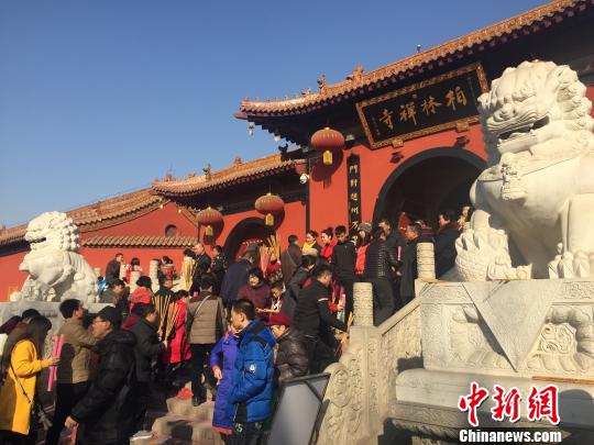 大年初一柏林禅寺吸引不少民众前往祈福　李茜　摄