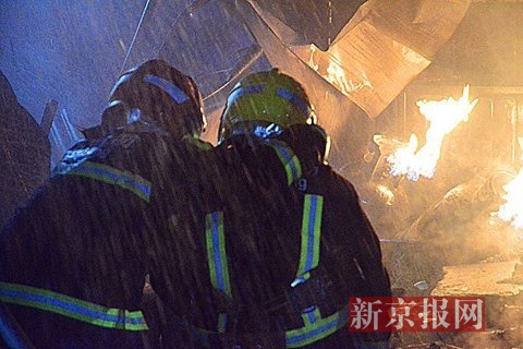 北京一蔬菜大棚起火 消防员火场抱出喷火煤气