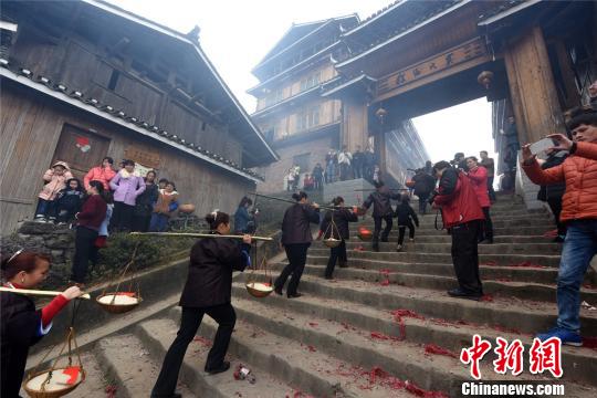 图为送新娘“回门”的队伍进入村寨。　龚普康　摄