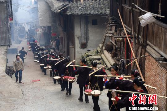 送新娘“回门”的挑礼队伍。　龚普康　摄