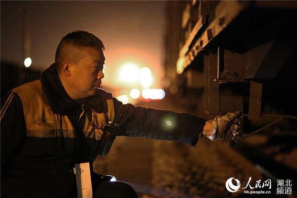 制动员刘雄正在进行车辆编组作业。（熊俊 摄）