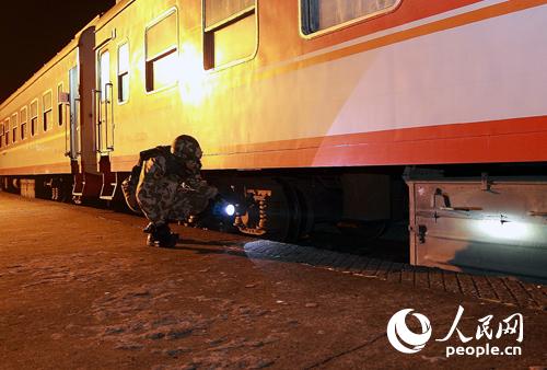 边检官兵正在对国际列车进行无缝式“扫描”。屈景峰 摄