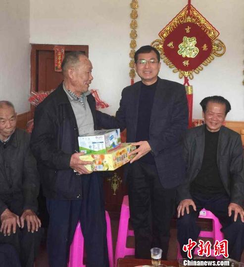 广东罗定市长慰问南越王墓发现者之一欧荣富(