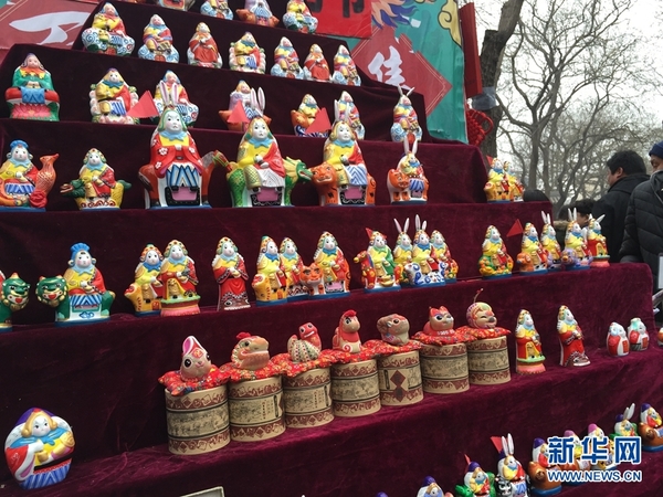 厂甸庙会上展示的兔儿爷和各色泥塑（2月11日摄）。 新华网记者 白羽 摄