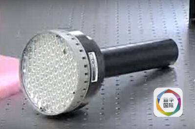 　　这也是一种噤声武器，但原理是让人忙着吐出胃里的食物而无法说话。