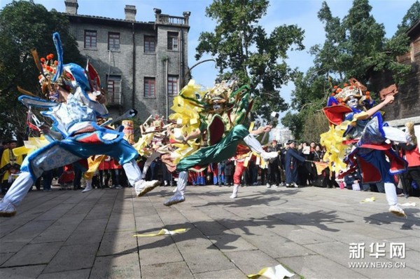 2月12日，参加“初五迎财神”活动的台湾“官将首”阵头在福州三坊七巷光禄吟台表演。
