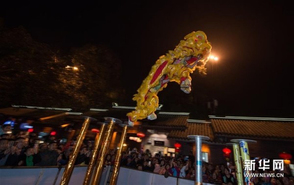 2月6日，游客在大庙会上欣赏舞狮表演。