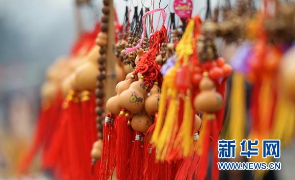 图为蒙山葫芦烙画传承人陈玉刚制作出售的蒙山葫芦。（新华网朱津明摄）