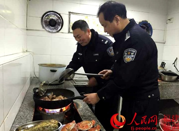 除夕夜，值班民警林飞、刘剑掌勺除夕晚餐