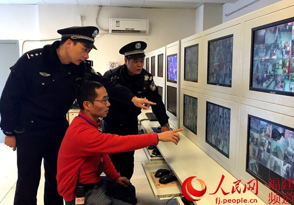 大年初一民警在永辉超市监控室进行视频巡查