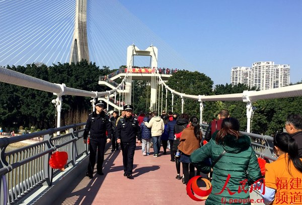 民警林明汉、林星大年初一上午在春节重新开放的江心公园巡查