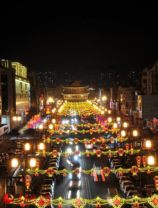 灯火璀璨的街区（李毅 王中勋摄）