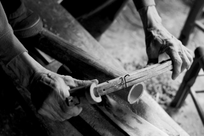 为毛竹“刮青”。