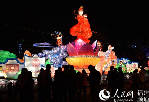 福州元宵灯会沿着闽江两岸布展。图为两岸民众共同信仰的临水夫人陈靖姑灯组。李挺摄