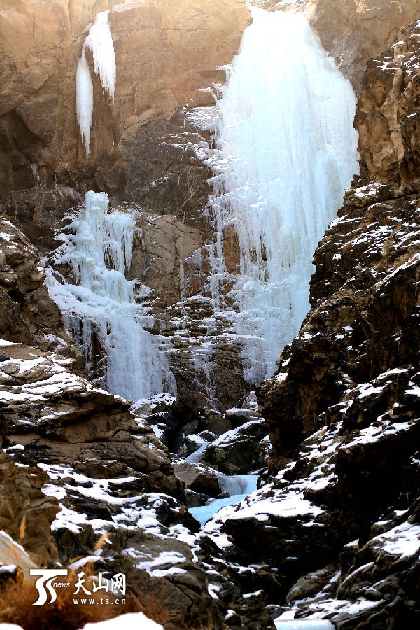 博湖县库鲁克塔格山冰挂奇景。