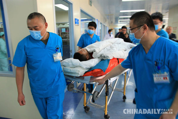 医护人员及时把王新松送到病房。（摄影：符圣杰）