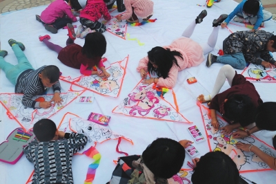 晋江致和社工机构组织受助家庭的孩子们开展丰富的课余活动。