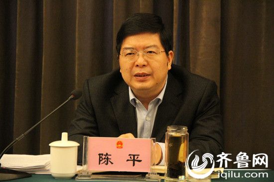 聊城市委副书记陈平 聊城齐鲁网2月19日讯(记者 左新新 赵志鹏)2月18日下午,参加聊城市十六届人大六次会议的各代表团分组审议政府工作报告。在东昌府区代表团会议上,聊城市委副书记陈平就聊城市十三五期间的发展提出了建议,他认为,下一步,聊城市的发展应重点突出三个方面:大项目建设、城镇化和脱贫攻坚。 聊城未来五年的发展要靠大项目建设来改变 大项目建设和城镇化是‘123451’发展思路的要求,扶贫攻坚则是中央、省委要求的任务。陈平说,聊城未来五年的发展靠什么来改变,就是靠项目