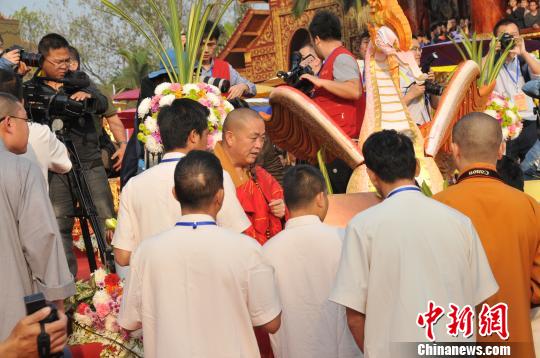 图为释永信为升座帕松列和帕祜巴沐浴。　王艳龙　摄