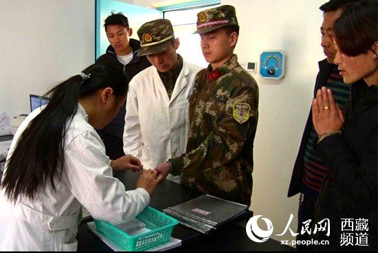 第一时间赶赴医院抽血化验。翟亚力 摄