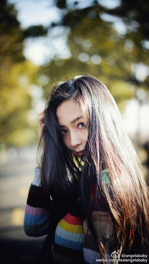 Angelababy马路随拍 回眸微笑风情万种|微博|网