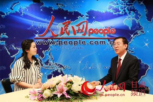 张富奎（右）接受人民网专访。（李清晓 摄）