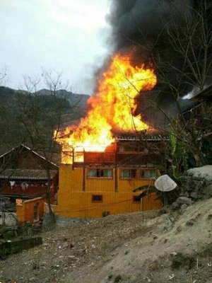 最先起火的木屋。目击者供图