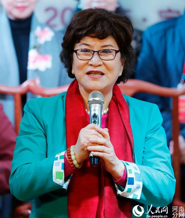 刘兰芳在河南省宝丰马街书会主会场北侧的中华曲艺展览馆举行传统收徒仪式