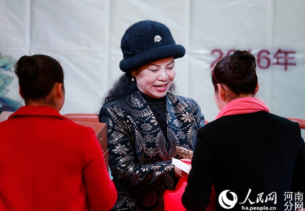 刘兰芳徒弟刘朝(中)在接受新收徒弟陆书娟、陆文娟的礼物。