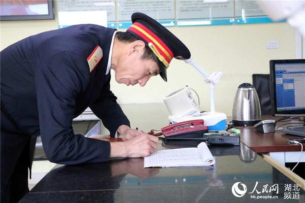 董细保认真做好本趟值乘任务的总结工作。