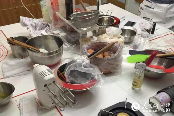 鼓捣个搅拌机、烤箱,做点甜点是青争的业余爱好 邹家骅摄
