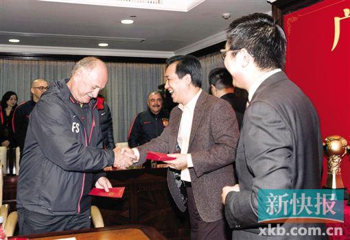 ■许家印给球队发红包。