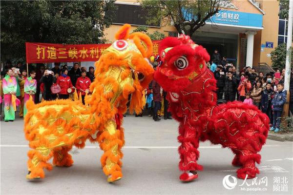 湖北省宜昌市夷陵区太平溪镇许家冲村三峡民间艺术团队员在表演民间舞狮传统节目“狮跃三峡”。