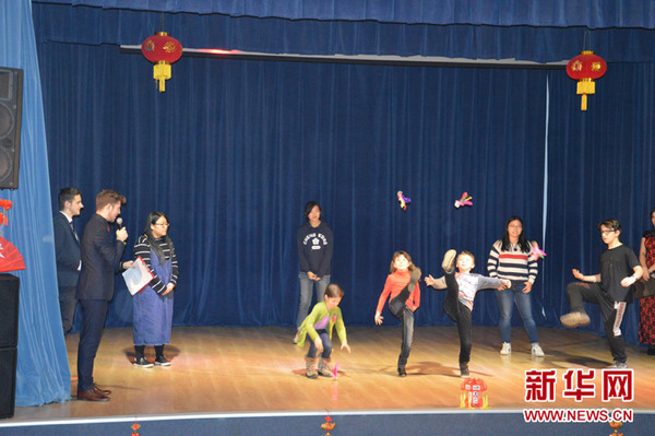 当地小朋友们在台上踢毽子。 新华网发（斯特凡大公大学汉语教学点提供）