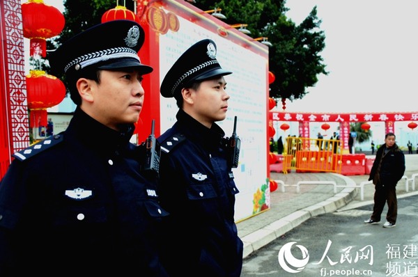 下午5点30分，金山派出所民警就已经上岗就位