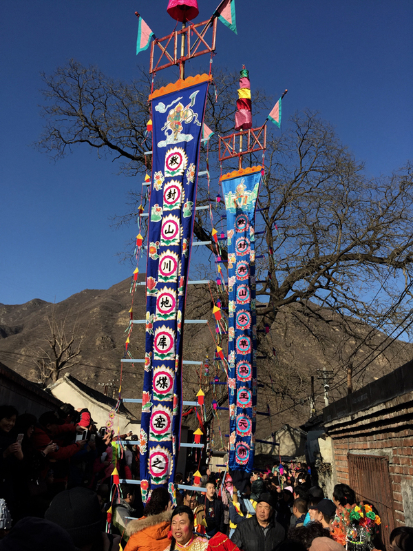 京西古幡盛会现场。 （摄影：中国日报记者刘慧）