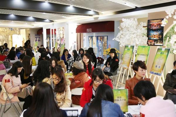 (女嘉宾填表等待面谈)