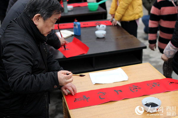 正觉寺村新年前的文化活动。（朱虹 摄）