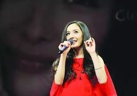 萨顶顶假唱穿帮求粉丝别骂!|假唱|萨顶顶