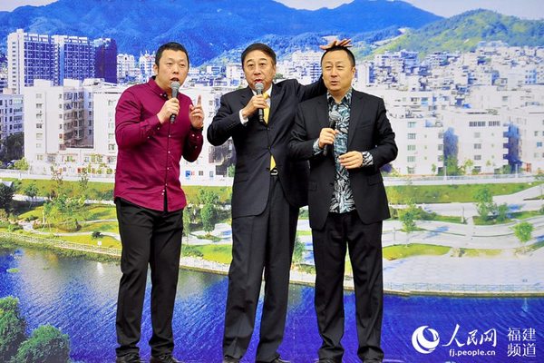 冯巩在相声《为永泰放歌》中将观众乐翻了。 吴隆重 摄