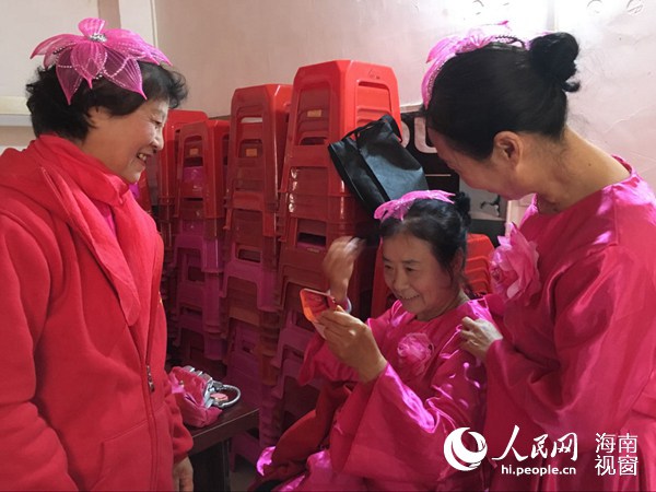 候鸟老人表演前化妆