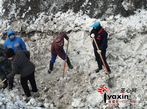 乌鲁木齐近200人清除和平渠渠道积雪防范融雪