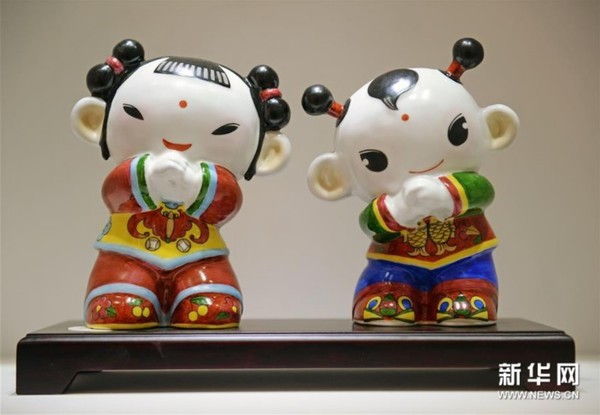 这是在“一瓷二茶”主题馆展示的春节吉祥物瓷娃“年娃”和“春妮”。新华社记者万象 摄