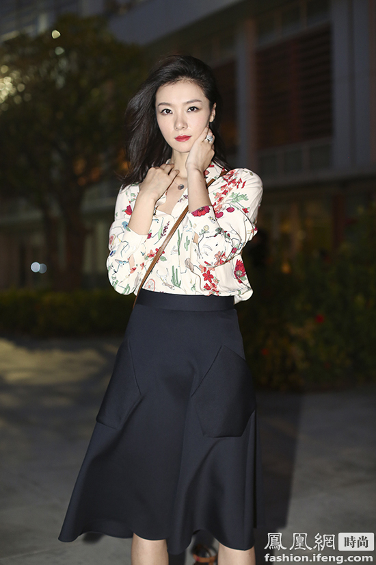 文艺女神齐溪早春双面写真时髦穿搭动静皆宜