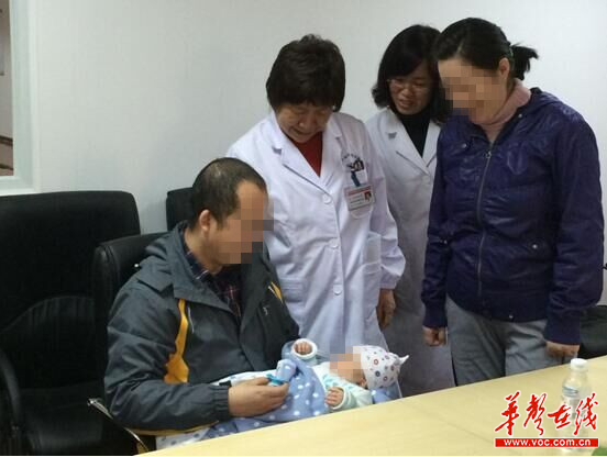 卢光琇教授与“无癌宝宝”父母谈论宝宝的情况