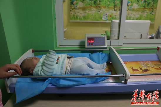 “无癌宝宝”在中信湘雅医院进行身体检查